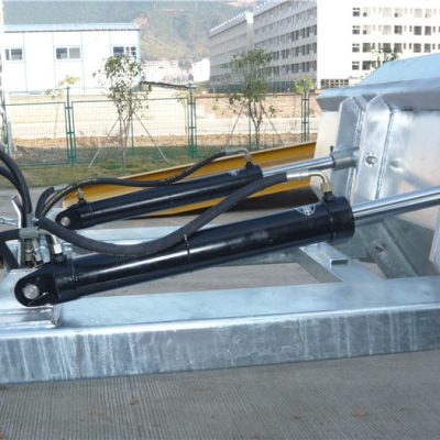 वापरण्यास सुलभ सकारात्मक लॉकिंग मॅकेनिझम. सेफ्टी चेन वाहन चालविण्याकरिता हॉपर सुरक्षित करते. वेल्डेड सीम गळतीस प्रतिबंध करतात. अतिरिक्त-खोल काटा उघडणे. 2 "तयार केलेले शीर्ष ओठ. उच्च व्हिजिबिल्ट निळे मुलामा चढवणे समाप्त